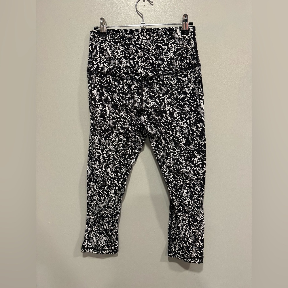 Lululemon Align Crop *21" in Chirasu Black Size 6 - Picture 3 of 5